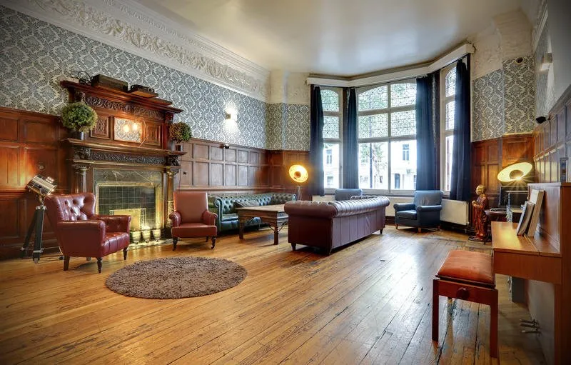 Best Hostels in London - Astor Hyde Park Common Area