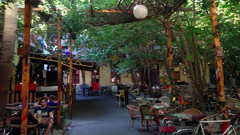 Ruin Bars Budapest - Grandio Jungle Grill Bar & Hostel