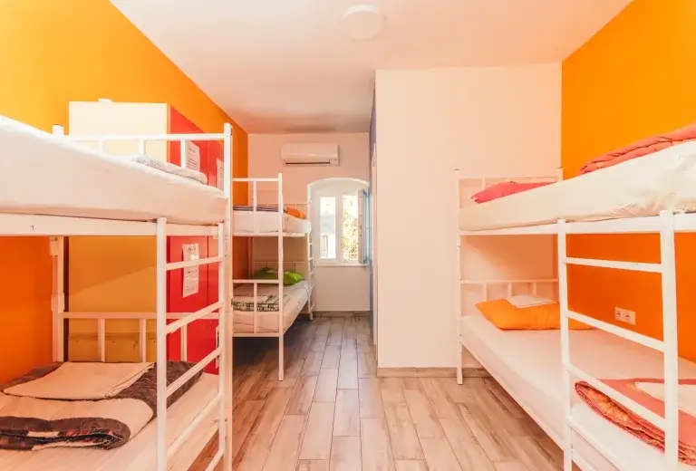 Split Hostels - Booze Snooze Social Hostel Dorm Room
