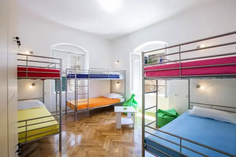 Split Hostels - Downtown Hostel Dorm Room