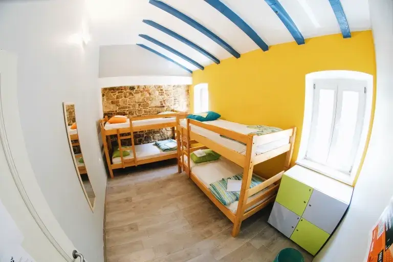 Split Hostels - Fiesta Siesta Social Hostel Dorm Room