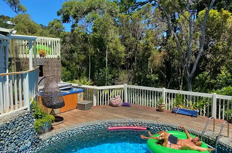 Auckland Hostels - Hekerua Lodge Backpackers Pool Area