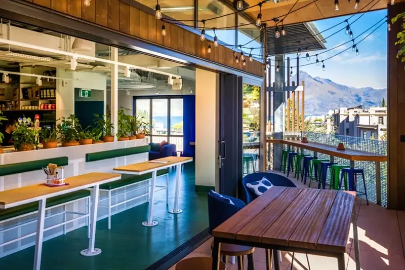 Queenstown Hostels - LyLo Queenstown Common Area