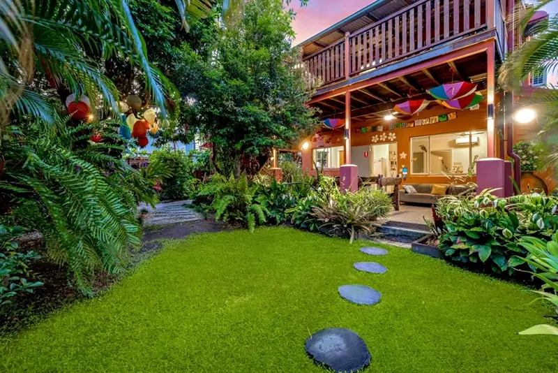 Best Hostels in Cairns - Travellers Oasis Outdoor Garden