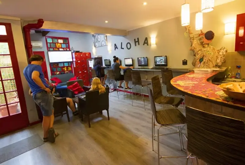 Paris Hostels - Aloha Eiffel Tower Common Area