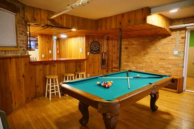 Chicago Hostels - Wrigley Hostel Common Area