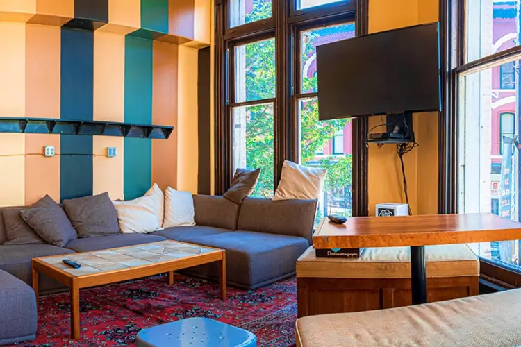 Vancouver Hostels - Cambie Hostel Gastown Common Area