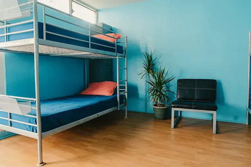 Best Hostels in Honolulu, Hawaii - Polynesian Hostel Beach Club Dorm Room